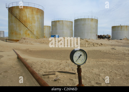 Grandi quantità di carburante e di lubrificante di storage con manometro in primo piano. La penisola di Yamal, RUSSIA Foto Stock