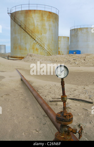 Grandi quantità di carburante e di lubrificante di storage con manometro in primo piano. La penisola di Yamal, RUSSIA Foto Stock
