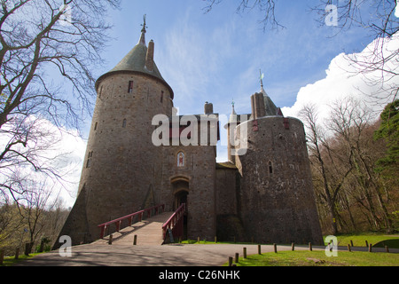 Cancello principale di ingresso vista generale del castello nord vista di Castell Coch Cardiff Wales UK . Blue sky 117205 Castell Coch Foto Stock