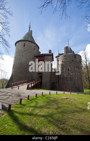 Cancello principale di ingresso vista generale del castello nord vista di Castell Coch Cardiff Wales UK . Blue sky 117207 Castell Coch Foto Stock