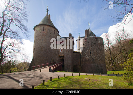 Cancello principale di ingresso vista generale del castello nord vista di Castell Coch Cardiff Wales UK . Blue sky 117208 Castell Coch Foto Stock