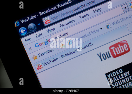 La sezione del sito web di YouTube e Google barra degli strumenti visualizzata su un monitor di computer Foto Stock