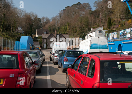 Automobili in attesa di sbarcare dal re Harry traghetto sul fiume fal vicino a Truro in Cornovaglia, Regno Unito Foto Stock