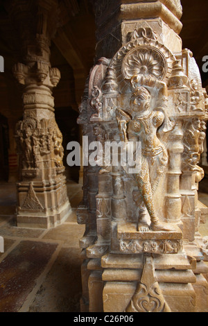 Sculture all'interno dei templi Jain di Jaisalmer, Rajasthan, India Foto Stock