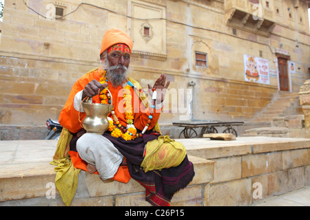 Ritratto di un Indù uomo santo, vestire abiti tradizionali, India Foto Stock