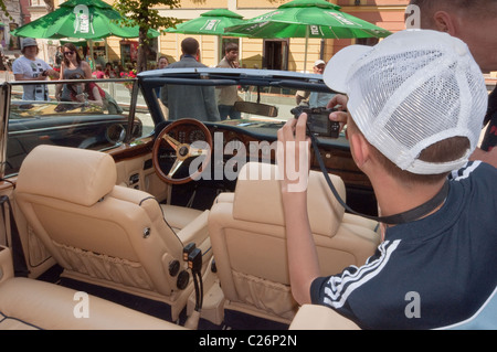 Ragazzo che guarda all'interno di 1976 Rolls-Royce Corniche Cabrio a Rolls-Royce e Bentley riunione del Club a Rynek di Świdnica, Slesia, Polonia Foto Stock