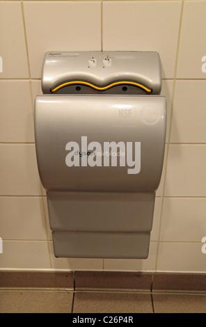 Un Dyson airblade nei bagni pubblici (mens camera) a Kingston, Surrey, Regno Unito. Foto Stock