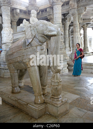 Elefante scolpito nel tempio Jain di Ranakpur, India Foto Stock