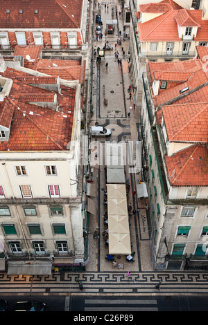 Vista in elevazione della Rua do Ouro e Rua Santa Justa, quartiere Baixa, Lisbona Foto Stock