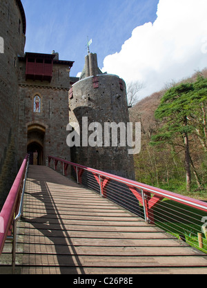 Cancello principale di ingresso vista generale di accesso al castello di ponte levatoio a Castell Coch Cardiff Wales UK 117209 Castell Coch Foto Stock