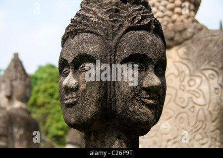 Buddha Park (Xieng Khuan) è una bizzarra collezione outdoor di enormi sculture in calcestruzzo di buddista e divinità Indù Foto Stock