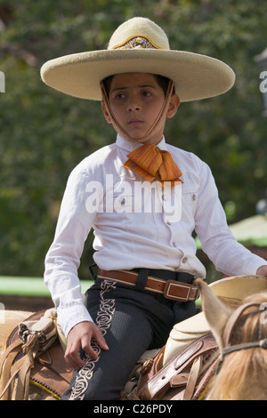Ragazzo messicano in una parata Charros, Puerto Vallarta, Jalisco, Messico Foto Stock