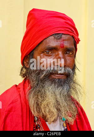 Ritratto di anziani sadhu vestito in abiti rossi, Tempio Kamakhya, Guwahati, India Foto Stock