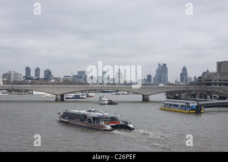 Natwest Thames Clipper sul Fiume Tamigi con lo skyline di Londra Aprile 2011 Foto Stock