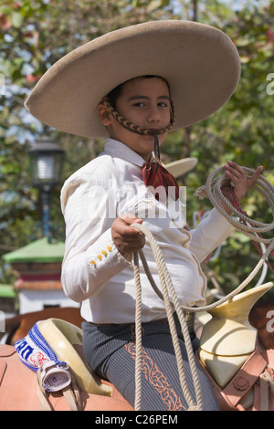 Ragazzo messicano in una parata Charros, Puerto Vallarta, Jalisco, Messico Foto Stock