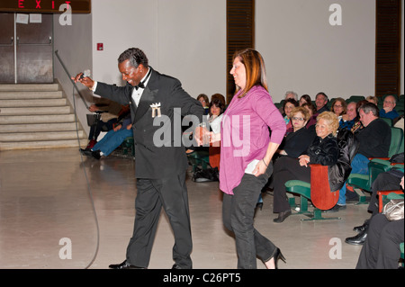 2 Aprile 2011 - BELLMORE, NY: la partecipazione del pubblico con l'originale Cornell Gunters Coasters, a doo wop in concerto a New York. Foto Stock