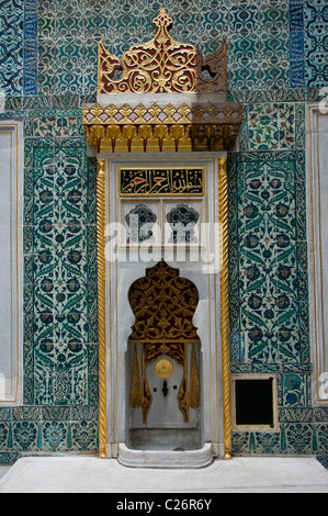 Fontana da interno harem nel Palazzo Topkapi. Istanbul, Turchia Foto Stock