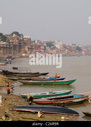 La vita quotidiana in alvei fluviali del Gange a Varanasi Foto Stock