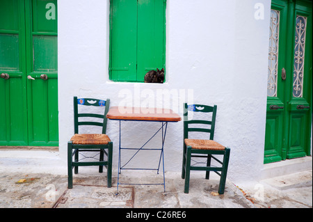Kitten giacente su un davanzale nel villaggio di Chora, sul Greco Cyclade isola di Amorgos. Foto Stock