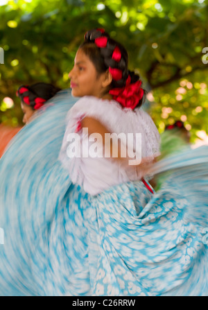 Messicana dancing in costume locale, Tuxtla Chico, Chiapas, Messico Foto Stock