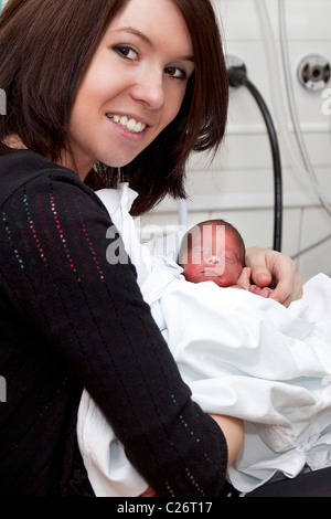 La mamma con il suo piccolo premature baby Foto Stock