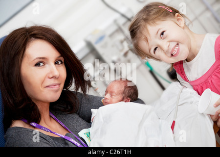 La mamma con la figlia e premature baby boy Foto Stock