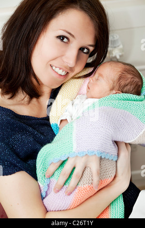 La mamma mentre tiene il suo bambino prematuro boy Foto Stock