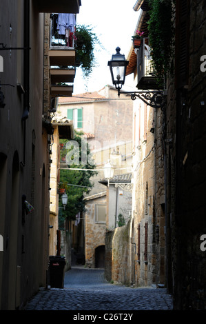 Vicolo di vuoto nella città medievale di Orvieto, Italia. Foto Stock