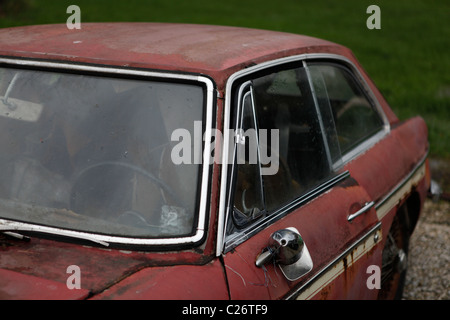 MG British Sportscar si siede prima della vendita all'asta accanto ad un fienile in Indiana rurale. auto sportiva Foto Stock