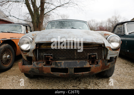 MG British Sportscar si siede prima della vendita all'asta accanto ad un fienile in Indiana rurale. auto sportiva Foto Stock