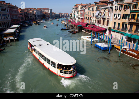 Il vaporetto in movimento lungo il Canal Grande a Venezia in Italia. Foto Stock