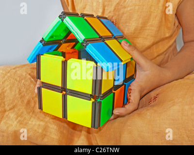 Bambino tenendo un mini house Foto Stock