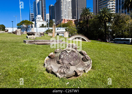 I reperti provenienti da edifici demoliti forma la scultura 'Memory è creazione senza fine' sulla scultura di Sydney a piedi Foto Stock