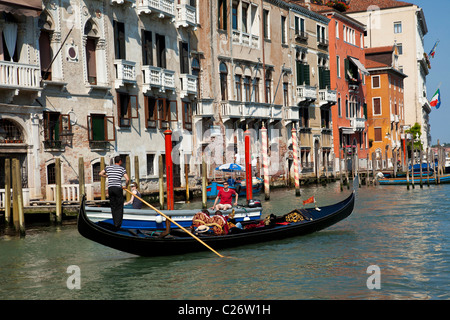 Gondola scivola lungo il Canal Grande a Venezia in Italia. Foto Stock