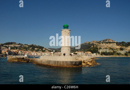 Francia/Provenza/Bouches-du-Rhône: il faro del Mediterraneo città balneare Cassis all'entrata del porto Foto Stock