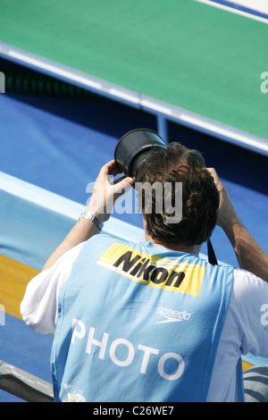 Fotografo con lente lungo la fotocamera al campionato mondiale di nuoto, roma italia 2009 Foto Stock