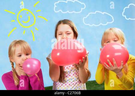 Gruppo di bambini felici di gonfiare palloncini Foto stock - Alamy