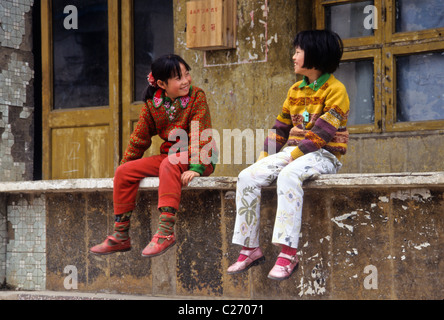 Due ragazze di parlare, Guizhou, Cina Foto Stock