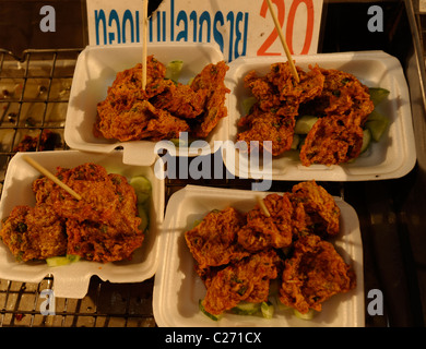 Thai torte pesce ( tod mun pla), cibo di strada , bangkok, Thailandia Foto Stock