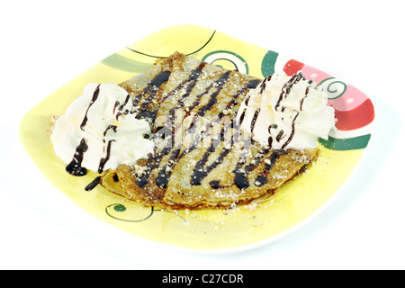 Crêpe al cioccolato con nocciole e panna montata Foto Stock