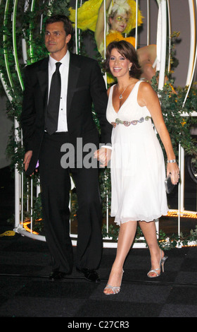 Natasha Kaplinsky e marito Justin Bower, arriva al quarto anno di smeraldi ed edera palla in aiuto del Cancer Research UK A Foto Stock