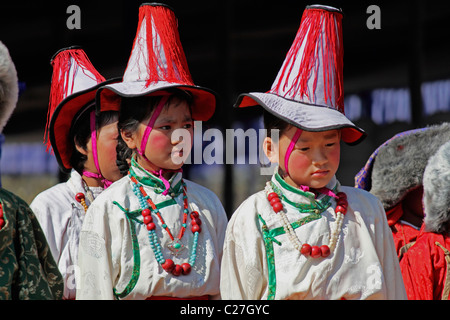 Il Tibetano eseguendo il manicotto della musica folk tradizionale danza minoranza Namdapha Eco festival culturali, Miao, Arunachal Pradesh, India Foto Stock