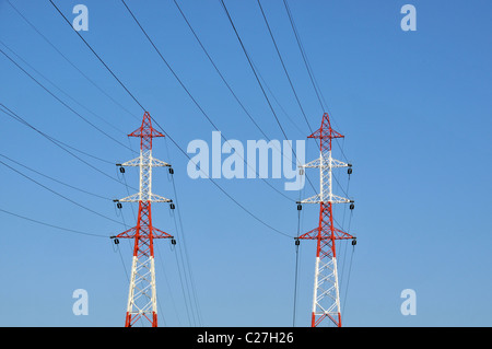 Le linee di alimentazione in cielo blu Auvergne Francia Foto Stock