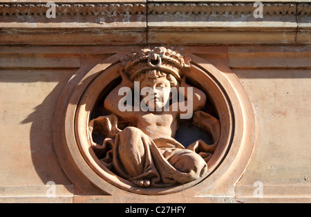 Fregio in terracotta sulla parte esterna del Henry Cole Wing, il Victoria e Albert Museo, Exhibition Road, London, England, Regno Unito Foto Stock