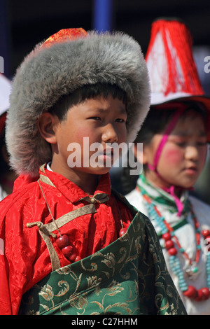 Il Tibetano eseguendo il manicotto della musica folk tradizionale danza minoranza Namdapha Eco festival culturali, Miao, Arunachal Pradesh, India Foto Stock