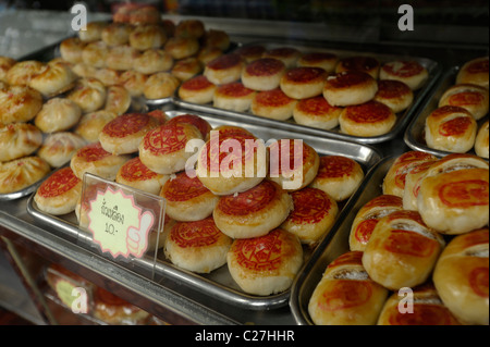 Dolci Cinesi sul display , snack dolci e salati , thai patisery cinese,  bangkok, Thailandia Foto stock - Alamy