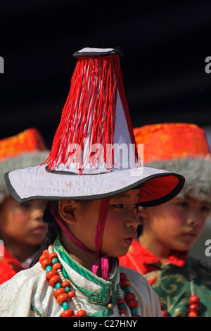 Il Tibetano eseguendo il manicotto della musica folk tradizionale danza minoranza Namdapha Eco festival culturali, Miao, Arunachal Pradesh, India Foto Stock