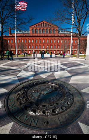 Lapide posta nel centro del diritto nazionale i funzionari di polizia Memorial con il National Building Museum in background Foto Stock