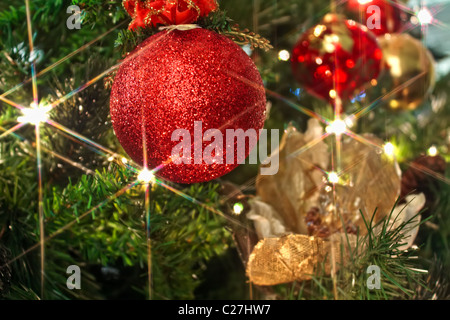 Albero di natale a sfera e Angelo Foto Stock