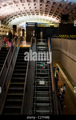 Che siano eseguite le necessarie riparazioni sulla scala mobile in un Washington DC Metro Rail Station Foto Stock